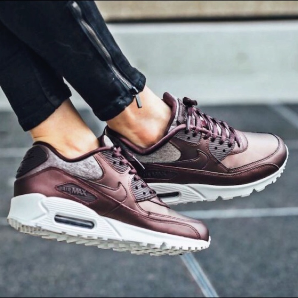 New Nike Women’s Air Max 90 Premium